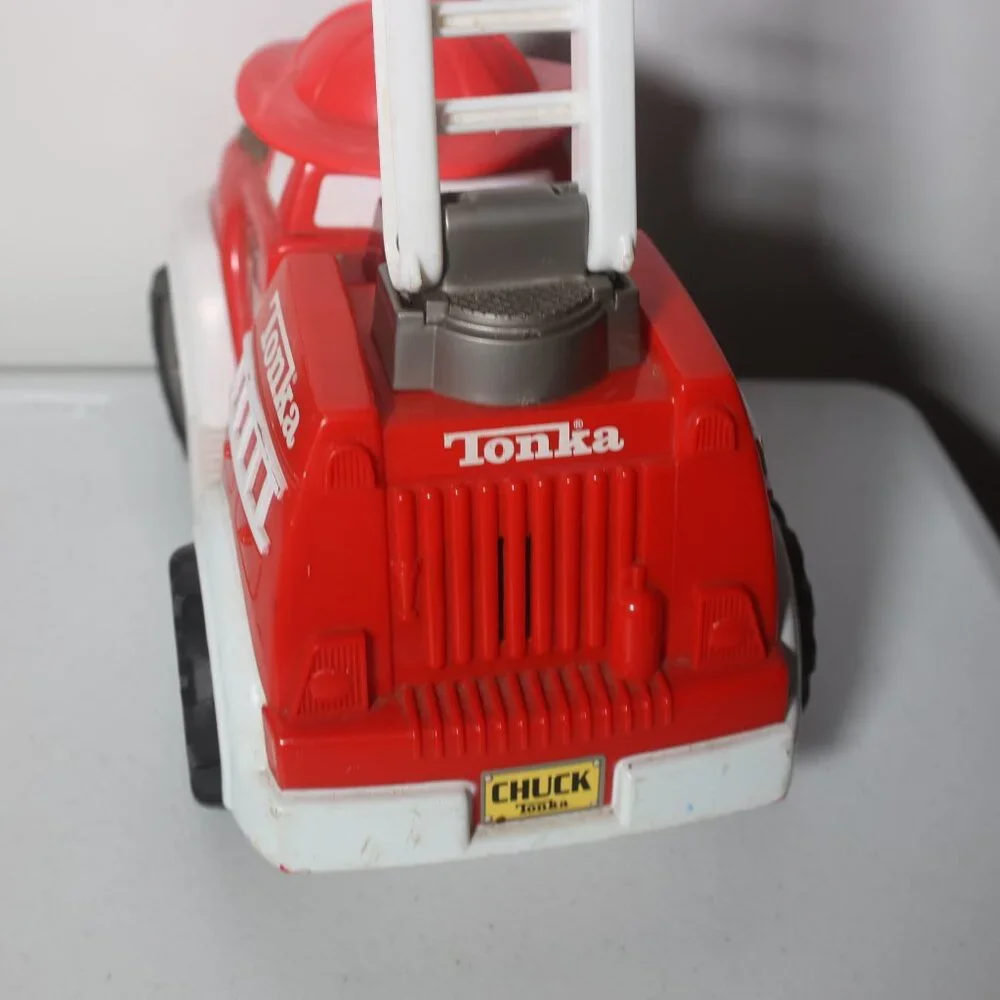 Hasbro 2000 TONKA Chuck My Talking Fire Truck Red Plastic 13